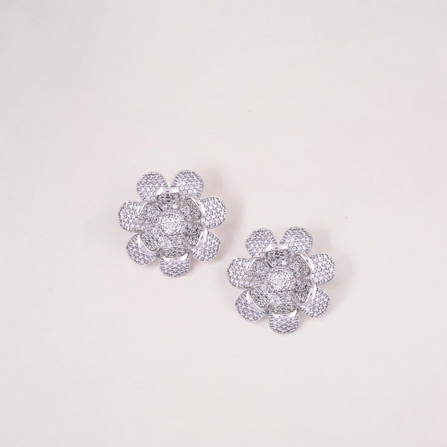 TRIVIA FLOWER EARRING