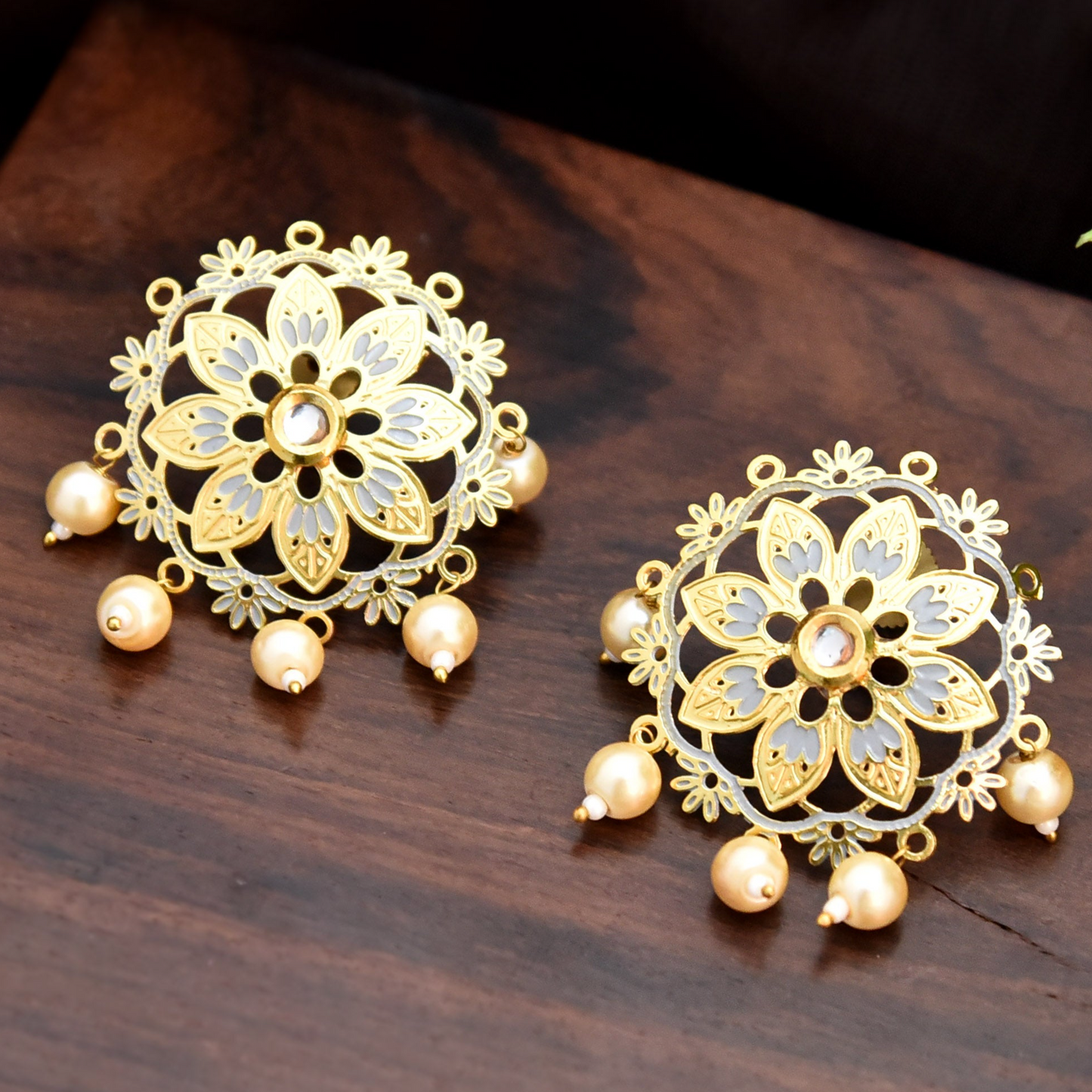 GREY MARGARET EARRING