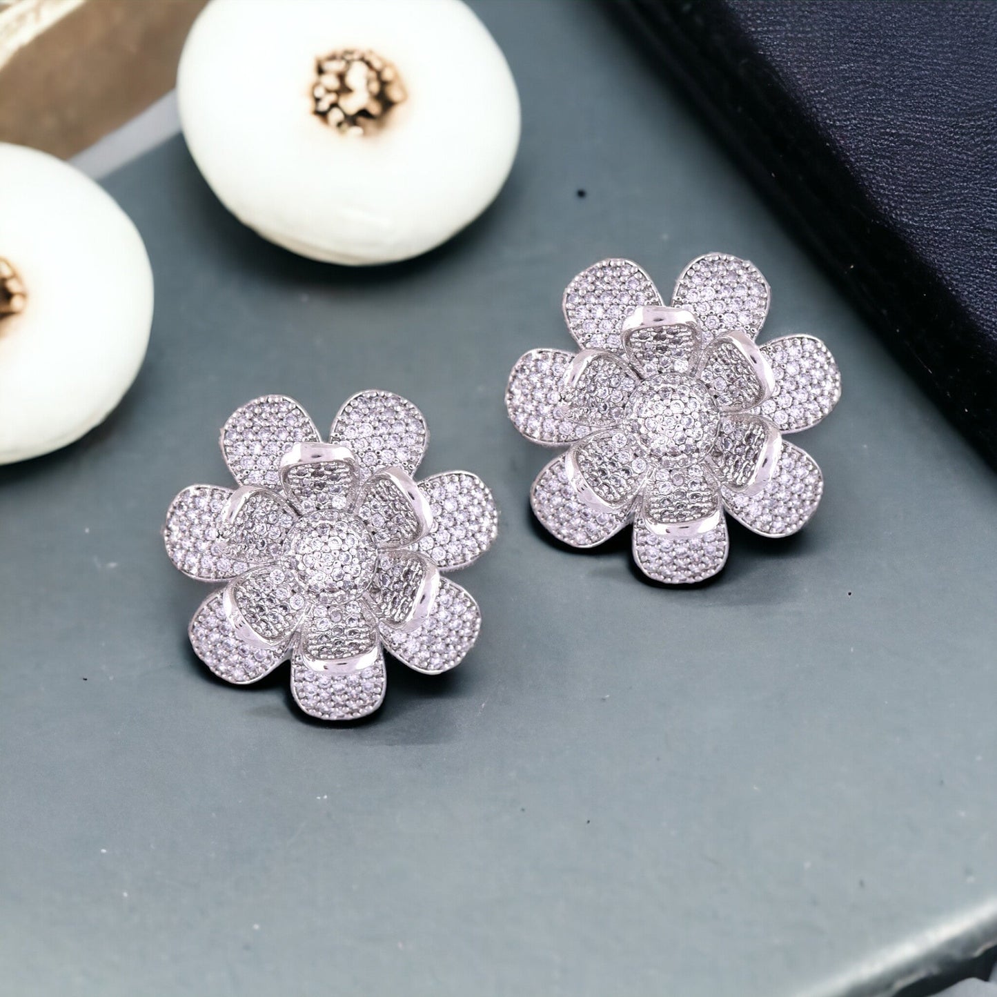 TRIVIA FLOWER EARRING