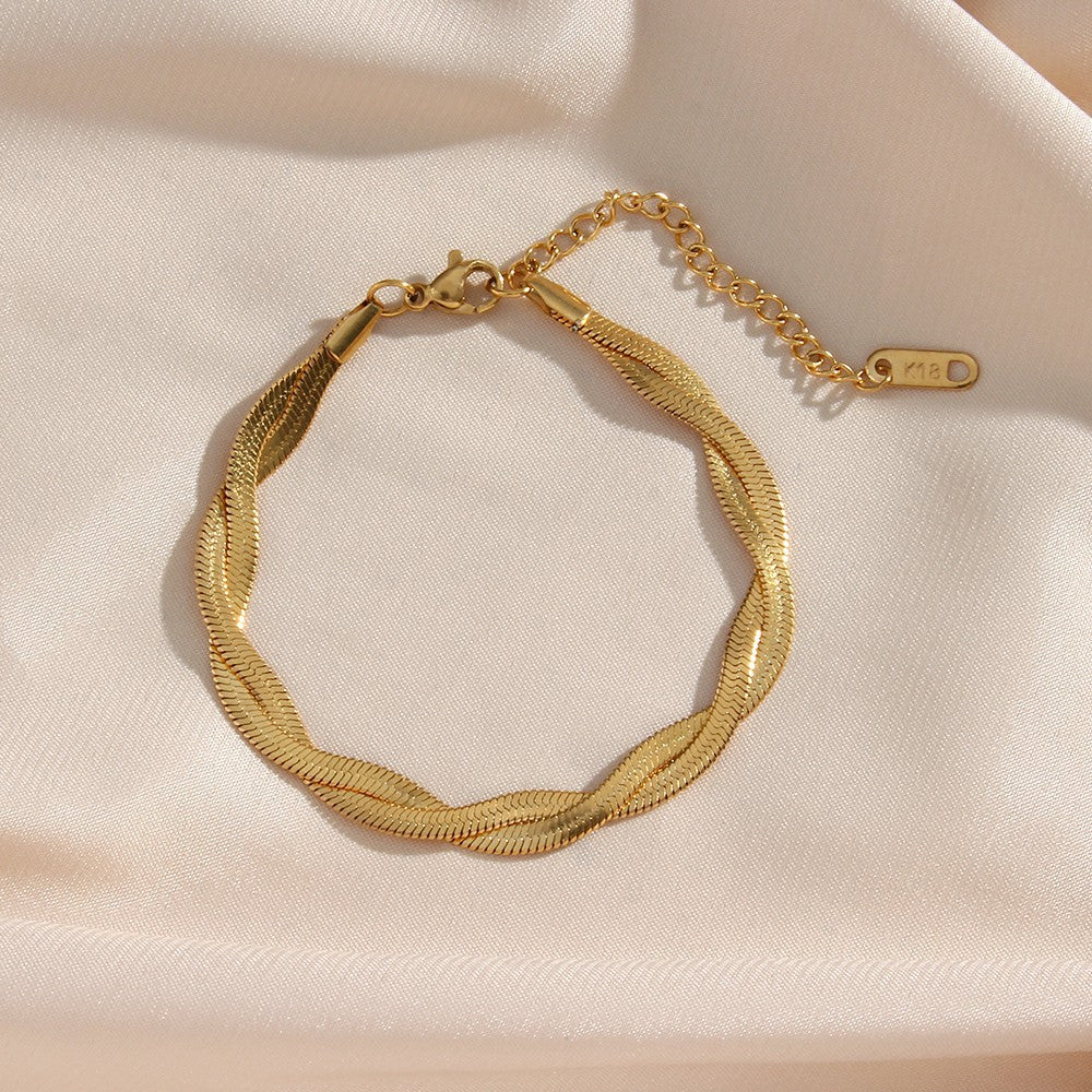 CRISSCROSS GOLDIE STATEMENT BRACELET