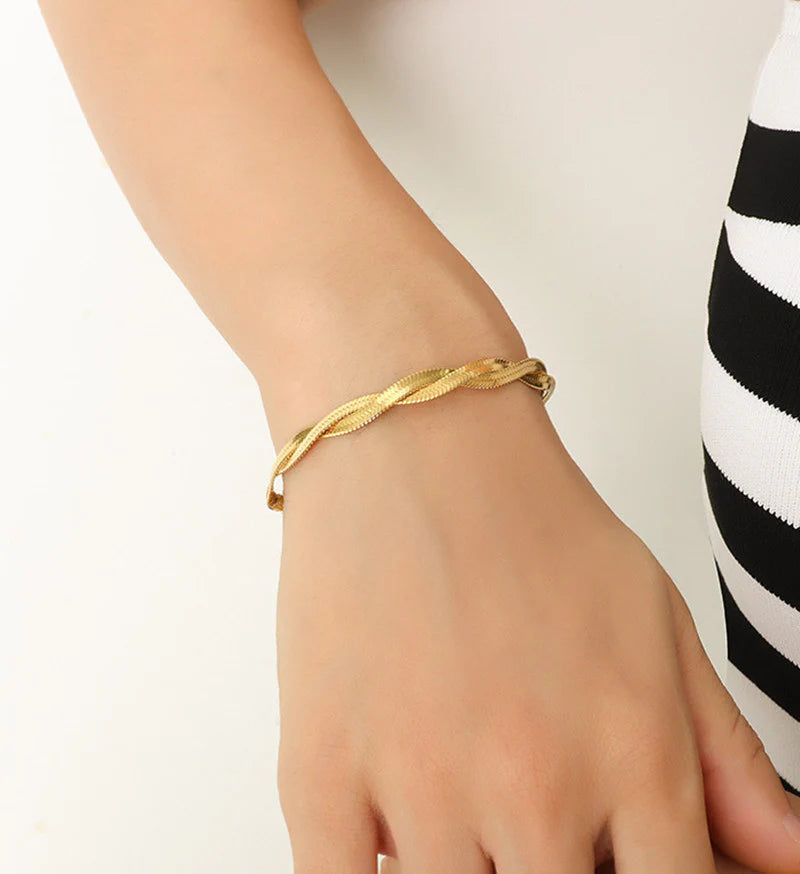 CRISSCROSS GOLDIE STATEMENT BRACELET