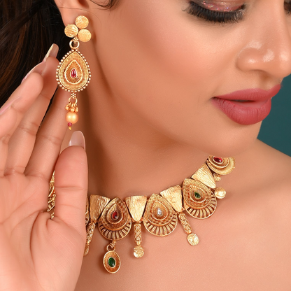 GOLDEN JANELLE NECKLACE SET
