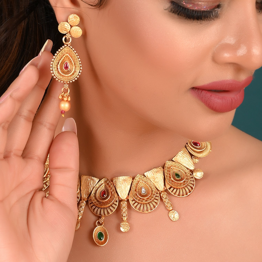 GOLDEN JANELLE NECKLACE SET