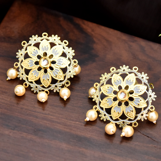 GREY MARGARET EARRING