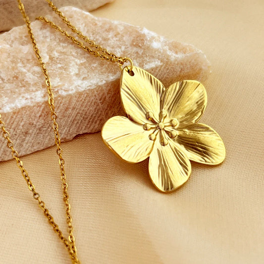 PREETY AS FLOWER  18K GOLD PLATED NECKLACE
